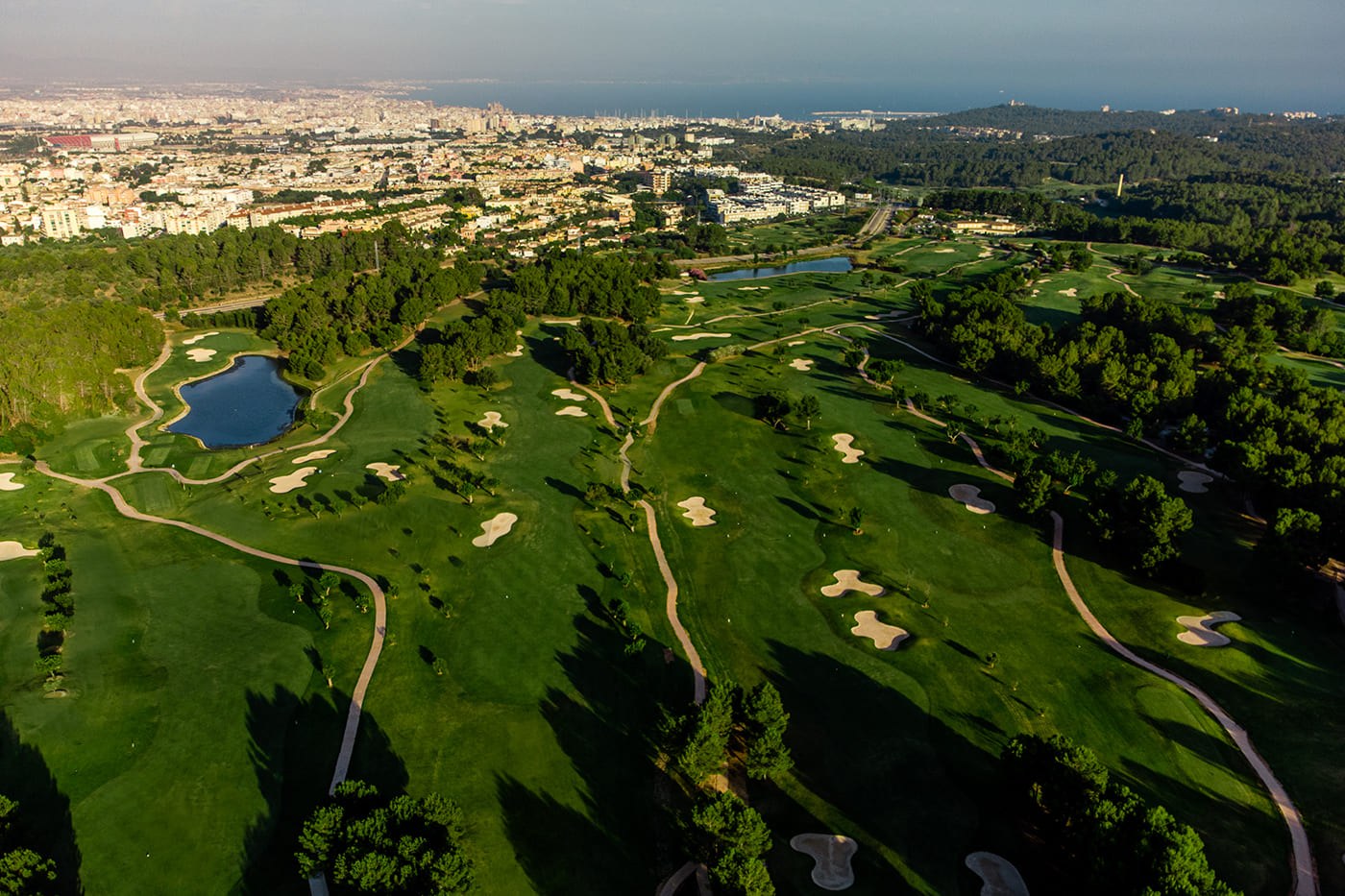 Vista aérea del campo Golf Son Quint con Palma de Mallorca al fondo