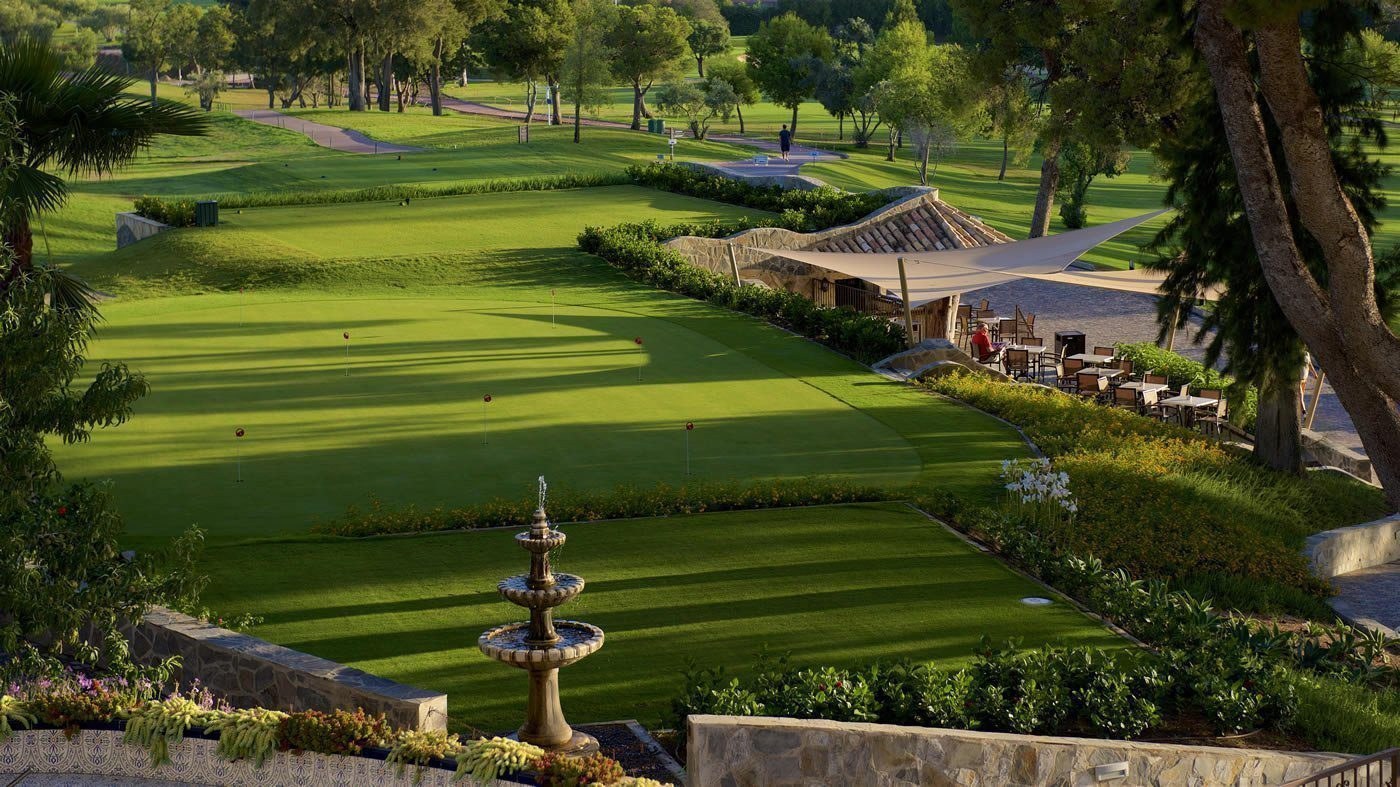 Vista del recorrido entre árboles de Atalaya Golf — Old Course