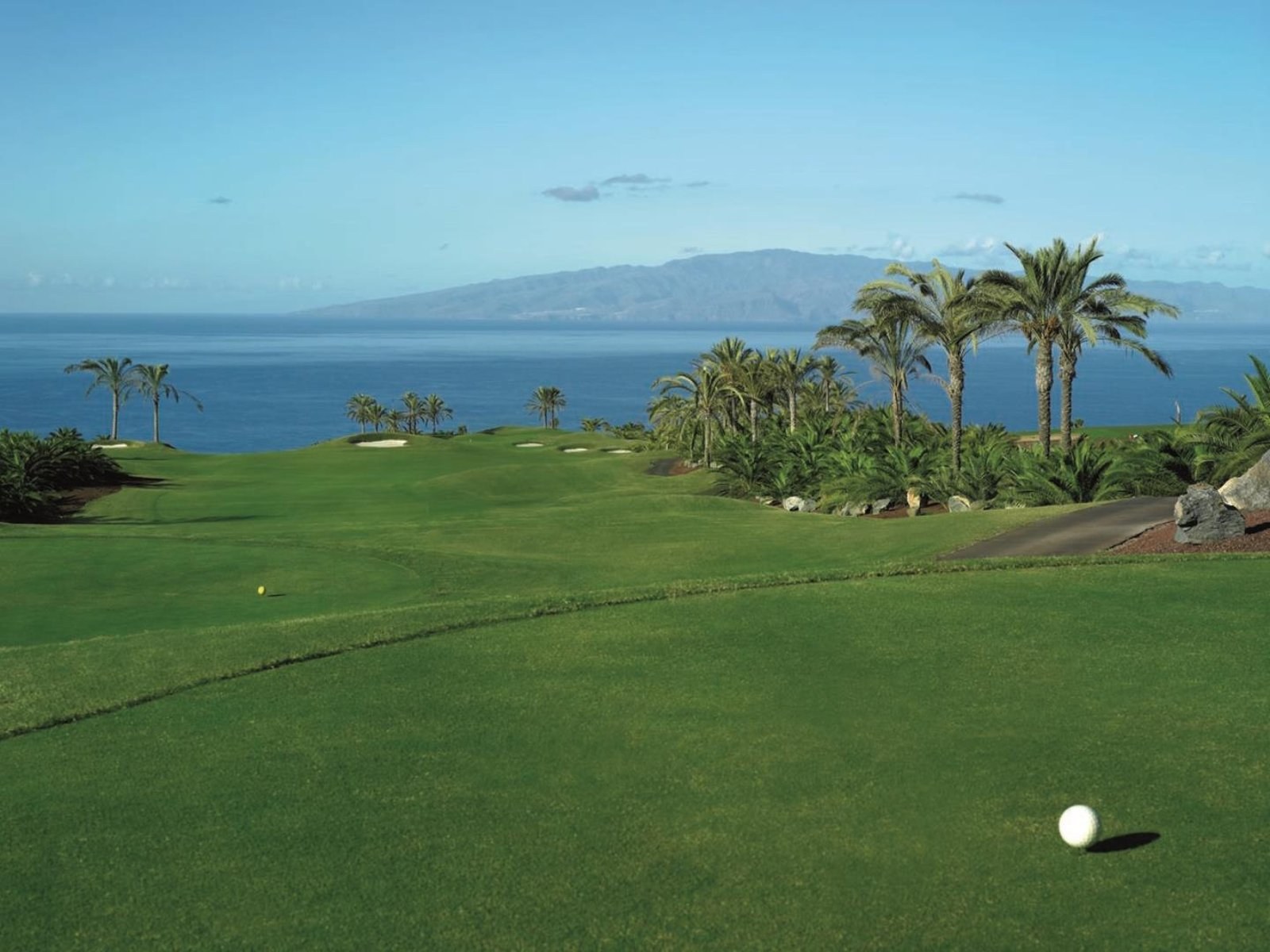 Calle de Abama Golf con vistas al Atlántico y La Gomera