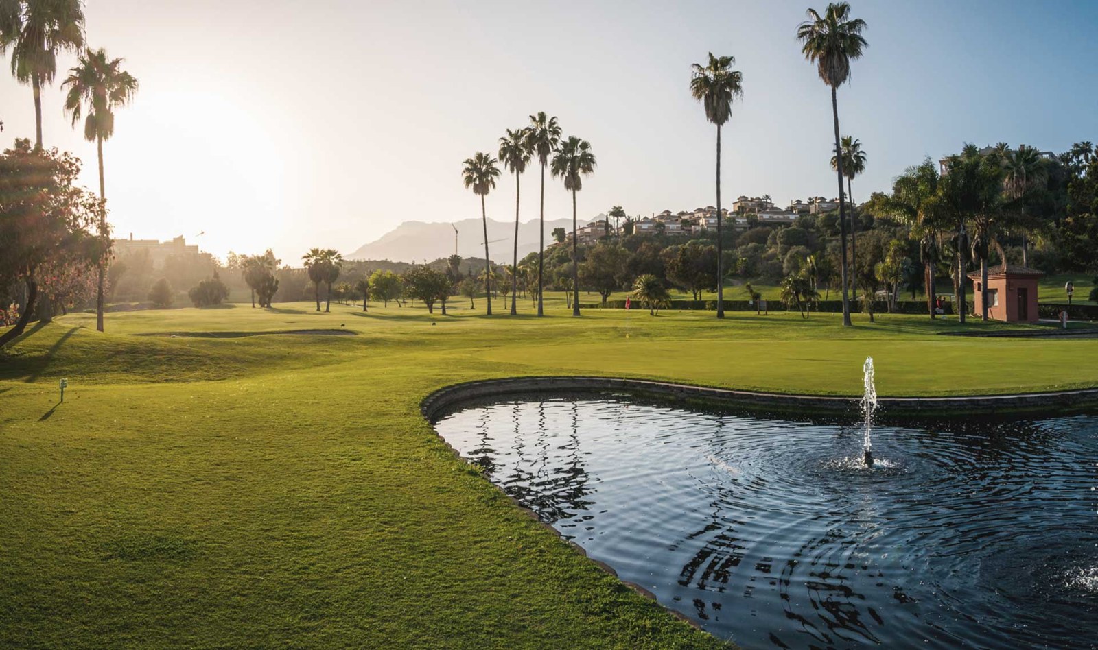 Vista de otro hoyo de Santa Clara Golf Marbella