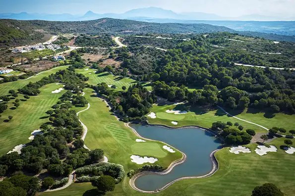 Vista aérea del hoyo 14 del recorrido de La Reserva Club Sotogrande