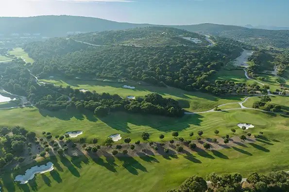 Vista aérea del hoyo 10 del recorrido de La Reserva Club Sotogrande