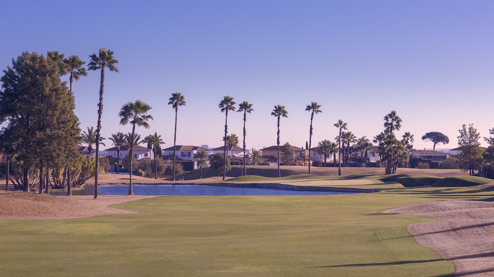 Vista de otro hoyo de Real Club Sevilla Golf