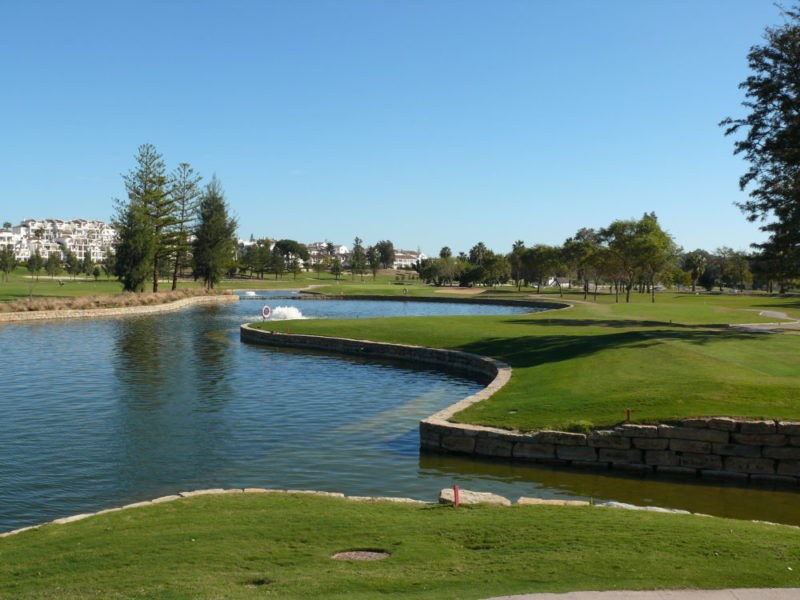 Vista de otro hoyo de Mijas Golf – Los Lagos