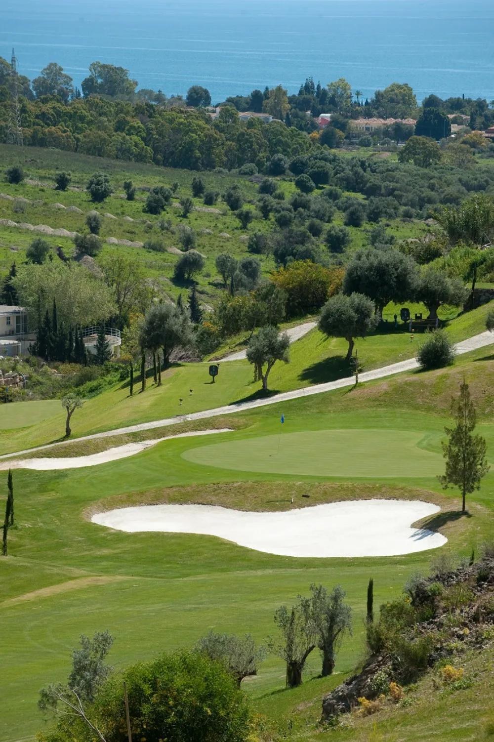 Campo de golf Tramores Golf – Villa Padierna, vista con el mar al fondo