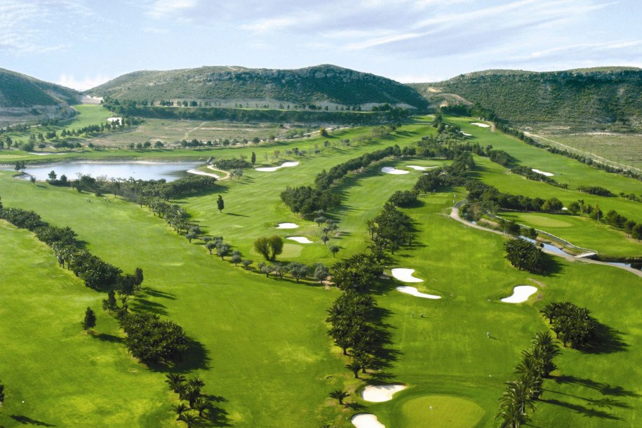 Vista aérea de las calles y el lago de El Plantío Golf