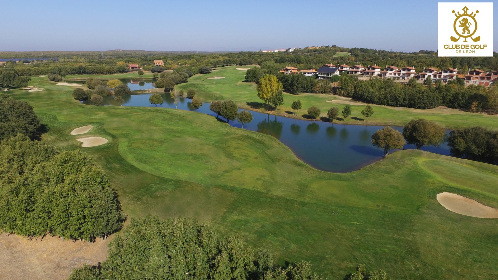 Vista aérea de otra zona del campo de Golf León El Cueto con lago y urbanización de fondo