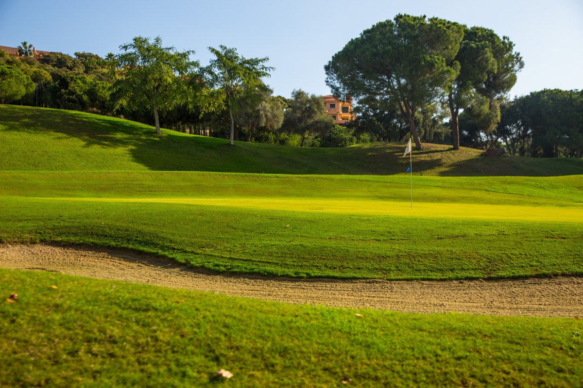 Calle y green de Santa María Golf en Marbella, Málaga