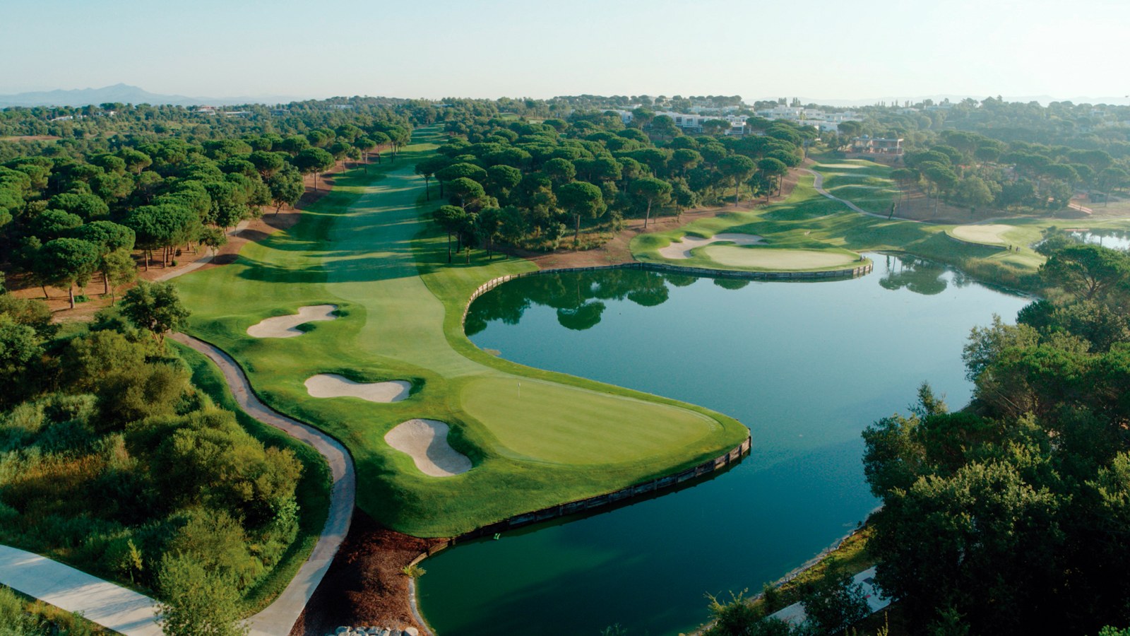 Vista aérea de un green junto al lago en el Stadium Course de Camiral – PGA Catalunya, Caldes de Malavella, Girona