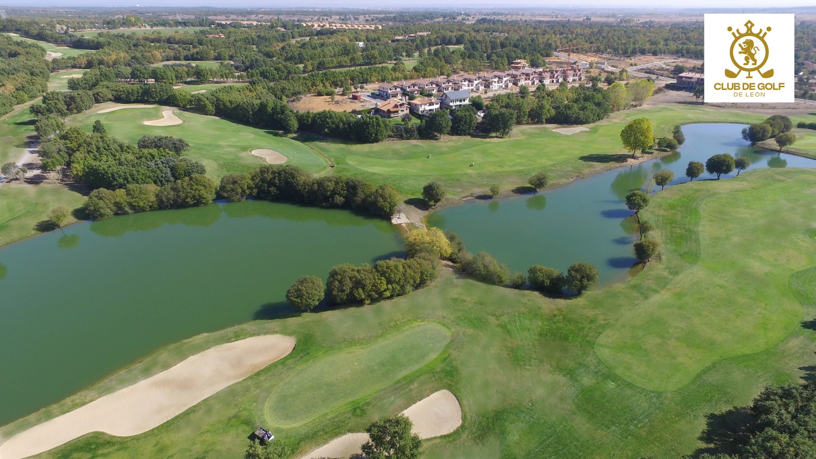 Vista aérea del campo de Golf León El Cueto con lago y calles arboladas