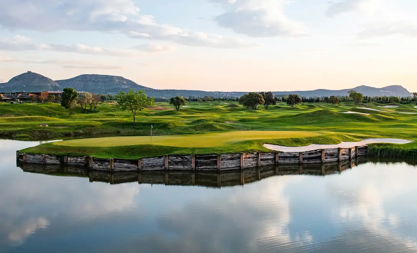 Vista del campo de golf Empordà Golf – Links en Gualta, Girona