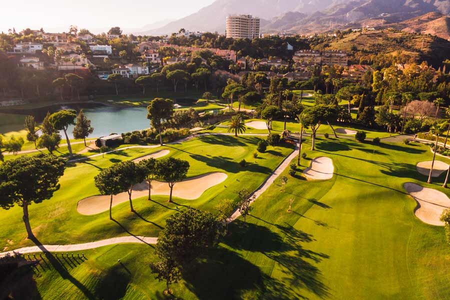 Vista del campo de golf Río Real Golf en Marbella, Málaga